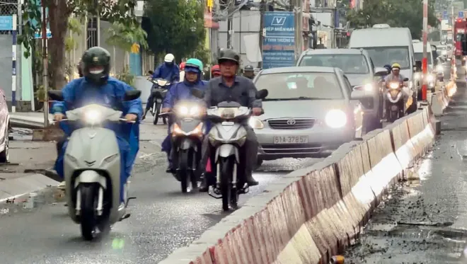 Kẹt xe trên Quốc lộ 51: Làn xe máy thành “lối thoát” cho ô tô - Ảnh 6.