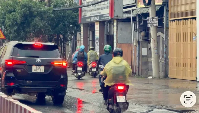 Kẹt xe trên Quốc lộ 51: Làn xe máy thành “lối thoát” cho ô tô - Ảnh 9.