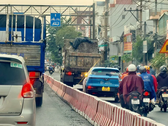 Kẹt xe trên Quốc lộ 51: Làn xe máy thành “lối thoát” cho ô tô - Ảnh 1.