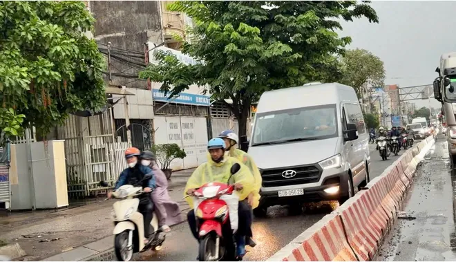 Kẹt xe trên Quốc lộ 51: Làn xe máy thành “lối thoát” cho ô tô - Ảnh 5.