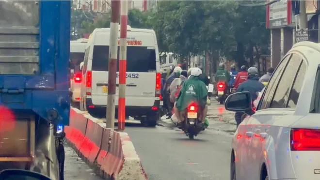 Kẹt xe trên Quốc lộ 51: Làn xe máy thành “lối thoát” cho ô tô - Ảnh 8.