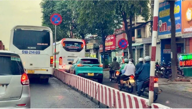 Kẹt xe trên Quốc lộ 51: Làn xe máy thành “lối thoát” cho ô tô - Ảnh 7.