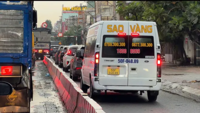 Kẹt xe trên Quốc lộ 51: Làn xe máy thành “lối thoát” cho ô tô - Ảnh 4.