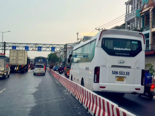 Kẹt xe trên Quốc lộ 51: Làn xe máy thành “lối thoát” cho ô tô - Ảnh 3.