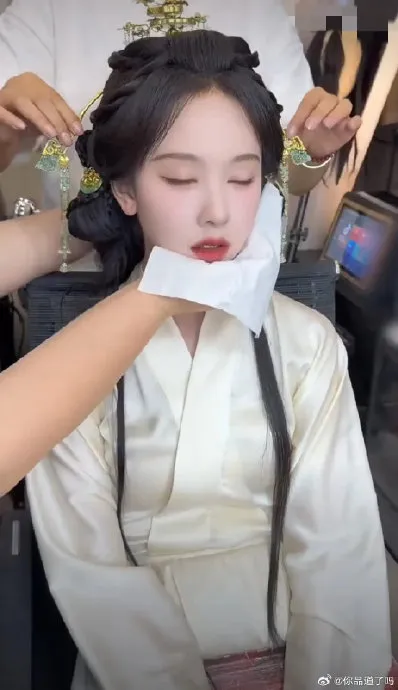 Trần Đô Linh ngủ gục trong khi hóa trang - Ảnh 2.