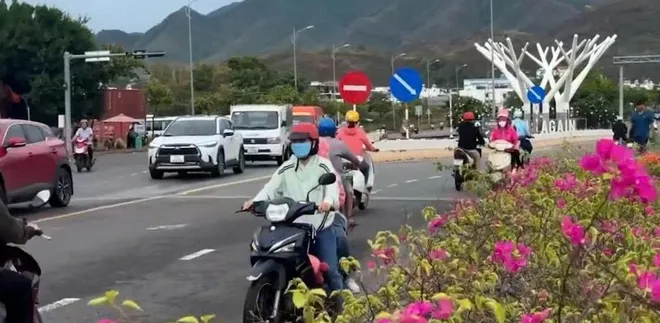 Nha Trang: Ngang nhiên đi ngược chiều - Mối nguy tiềm ẩn- Ảnh 2. Nha Trang: Ngang nhiên đi ngược chiều - Mối nguy tiềm ẩn- Ảnh 2.