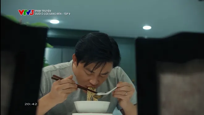Dưới ô cửa sáng đèn - Tập 9: Sinh từng từ chối lời tỏ tình của Diệu; Nguyệt né tránh bữa tiệc liên hoan- Ảnh 9. Dưới ô cửa sáng đèn - Tập 9: Sinh từng từ chối lời tỏ tình của Diệu; Nguyệt né tránh bữa tiệc liên hoan- Ảnh 9.