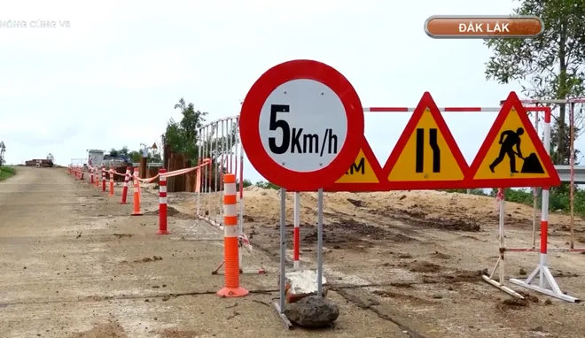 Nửa năm sau lũ dữ: Người dân chờ cầu, đường được sửa. - Ảnh 8. Nửa năm sau lũ dữ: Người dân chờ cầu, đường được sửa. - Ảnh 8.