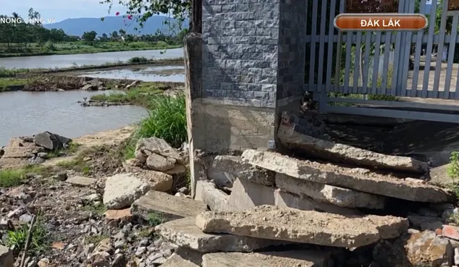 Nửa năm sau lũ dữ: Người dân chờ cầu, đường được sửa. - Ảnh 4. Nửa năm sau lũ dữ: Người dân chờ cầu, đường được sửa. - Ảnh 4.