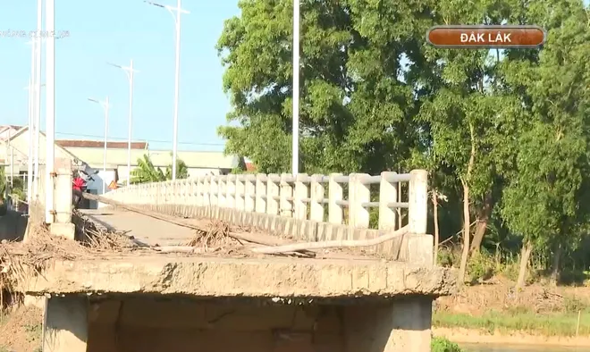 Nửa năm sau lũ dữ: Người dân chờ cầu, đường được sửa. - Ảnh 1. Nửa năm sau lũ dữ: Người dân chờ cầu, đường được sửa. - Ảnh 1.