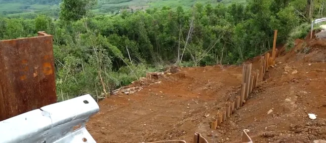 Nửa năm sau lũ dữ: Người dân chờ cầu, đường được sửa. - Ảnh 9. Nửa năm sau lũ dữ: Người dân chờ cầu, đường được sửa. - Ảnh 9.