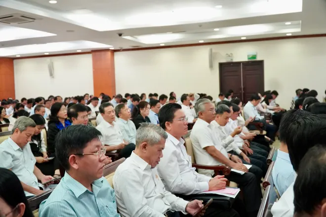 Chủ tịch UBND TP Hồ Chí Minh đặt nguyên tắc "6 rõ", "3 không" thúc đẩy giải ngân đầu tư công- Ảnh 8. Chủ tịch UBND TP Hồ Chí Minh đặt nguyên tắc "6 rõ", "3 không" thúc đẩy giải ngân đầu tư công- Ảnh 8.