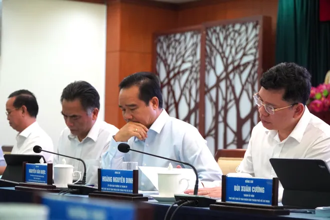 Chủ tịch UBND TP Hồ Chí Minh đặt nguyên tắc "6 rõ", "3 không" thúc đẩy giải ngân đầu tư công- Ảnh 7. Chủ tịch UBND TP Hồ Chí Minh đặt nguyên tắc "6 rõ", "3 không" thúc đẩy giải ngân đầu tư công- Ảnh 7.