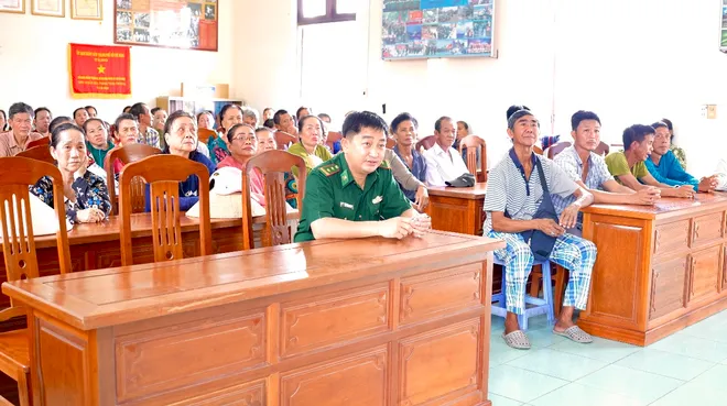 Bộ đội Bi&ecirc;n ph&ograve;ng TP Hồ Ch&iacute; Minh tuy&ecirc;n truyền ph&aacute;p luật, kh&aacute;m bệnh miễn ph&iacute; tại x&atilde; đảo Thạnh An- Ảnh 3.