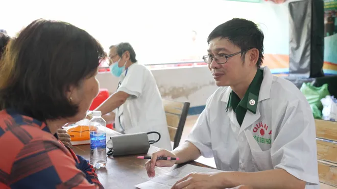 Bộ đội Bi&ecirc;n ph&ograve;ng TP Hồ Ch&iacute; Minh tuy&ecirc;n truyền ph&aacute;p luật, kh&aacute;m bệnh miễn ph&iacute; tại x&atilde; đảo Thạnh An- Ảnh 5.