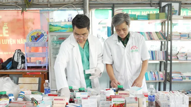 Bộ đội Bi&ecirc;n ph&ograve;ng TP Hồ Ch&iacute; Minh tuy&ecirc;n truyền ph&aacute;p luật, kh&aacute;m bệnh miễn ph&iacute; tại x&atilde; đảo Thạnh An- Ảnh 4.