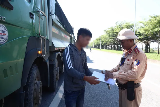H&agrave; Nội xử l&yacute; hơn 1.600 xe tải, xe đầu k&eacute;o vi phạm trong 20 ng&agrave;y - Ảnh 4.
