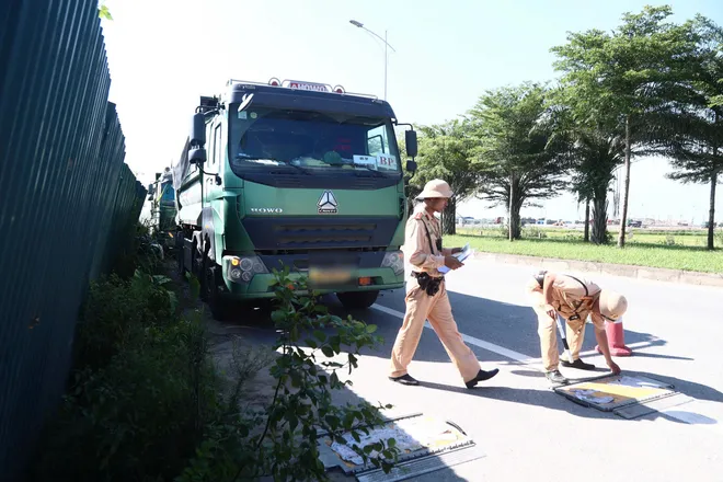 H&agrave; Nội xử l&yacute; hơn 1.600 xe tải, xe đầu k&eacute;o vi phạm trong 20 ng&agrave;y - Ảnh 5.