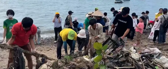 Dạy trẻ nhặt rác, lan tỏa ý thức bảo vệ đại dương từ đảo Trí Nguyên- Ảnh 4. Dạy trẻ nhặt rác, lan tỏa ý thức bảo vệ đại dương từ đảo Trí Nguyên- Ảnh 4.