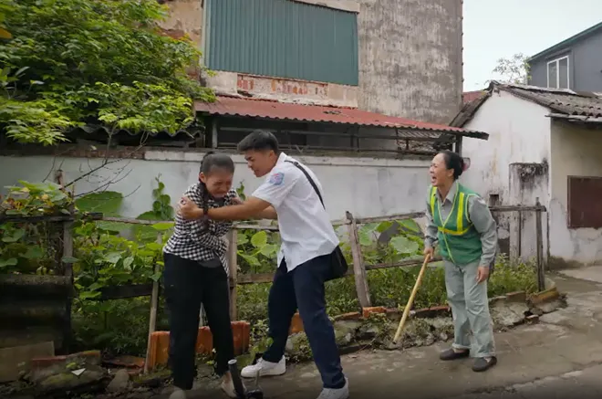 Phía bên kia thành phố - Tập 7: Cương uất nghẹn vì gia đình bị khinh rẻ - Ảnh 11.