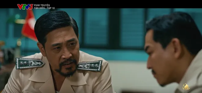 Tận hiến - Tập 10, 11: Điệp vi&ecirc;n ho&agrave;n hảo v&agrave; loạt diễn biến nghẹt thở từ cuộc đảo ch&iacute;nh qu&acirc;n sự - Ảnh 4.