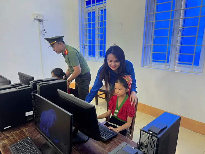 Những m&oacute;n qu&agrave; theo ch&acirc;n tuổi trẻ đến với v&ugrave;ng cao Nghệ An - Ảnh 4.