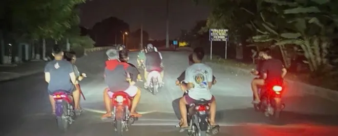 Phạt nh&oacute;m thanh thiếu ni&ecirc;n mang dao, s&uacute;ng đ&aacute;nh v&otilde;ng tr&ecirc;n đường- Ảnh 3.