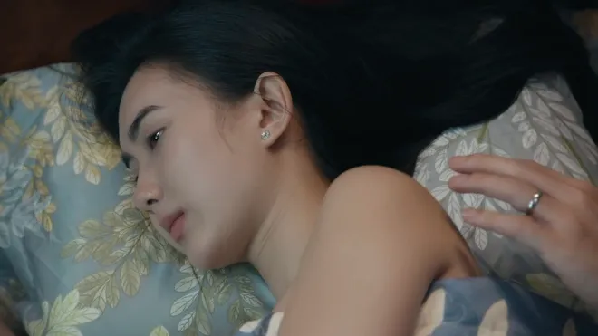 Dưới ô cửa sáng đèn - Tập 10: Dằn vặt sau đêm 'vượt rào' với nữ đối tác, Dương có dừng lại?- Ảnh 3. Dưới ô cửa sáng đèn - Tập 10: Dằn vặt sau đêm 'vượt rào' với nữ đối tác, Dương có dừng lại?- Ảnh 3.