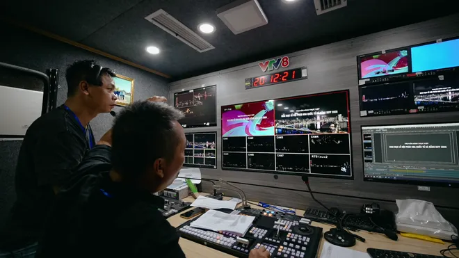 Hậu trường: Khi pháo hoa thắp sáng thành phố, ekip truyền hình thắp sáng màn ảnh- Ảnh 1. Hậu trường: Khi pháo hoa thắp sáng thành phố, ekip truyền hình thắp sáng màn ảnh- Ảnh 1.