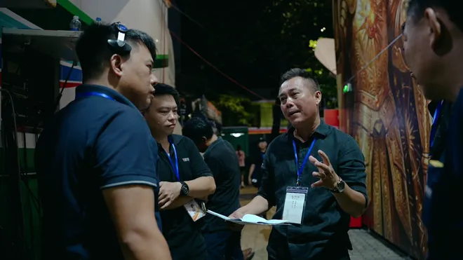 Hậu trường: Khi pháo hoa thắp sáng thành phố, ekip truyền hình thắp sáng màn ảnh- Ảnh 4. Hậu trường: Khi pháo hoa thắp sáng thành phố, ekip truyền hình thắp sáng màn ảnh- Ảnh 4.