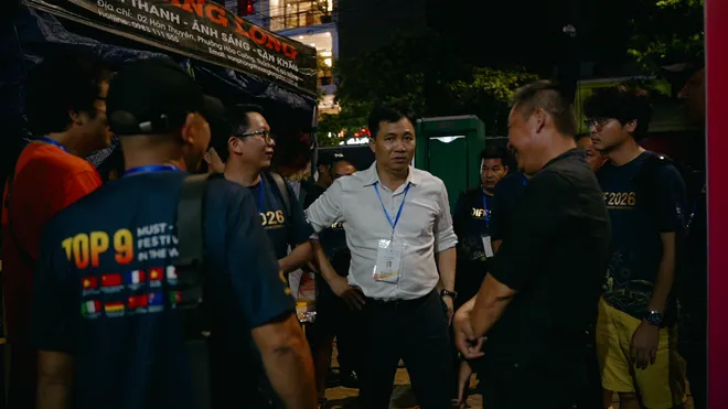 Hậu trường: Khi pháo hoa thắp sáng thành phố, ekip truyền hình thắp sáng màn ảnh- Ảnh 2. Hậu trường: Khi pháo hoa thắp sáng thành phố, ekip truyền hình thắp sáng màn ảnh- Ảnh 2.