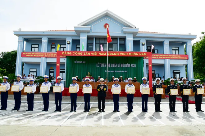 C&aacute;c đơn vị Hải qu&acirc;n đồng loạt tổ chức Lễ tuy&ecirc;n thệ chiến sĩ mới năm 2026 - Ảnh 13.
