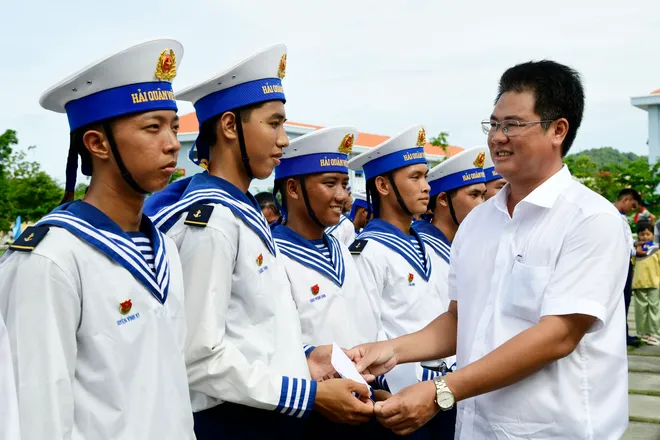 C&aacute;c đơn vị Hải qu&acirc;n đồng loạt tổ chức Lễ tuy&ecirc;n thệ chiến sĩ mới năm 2026 - Ảnh 14.