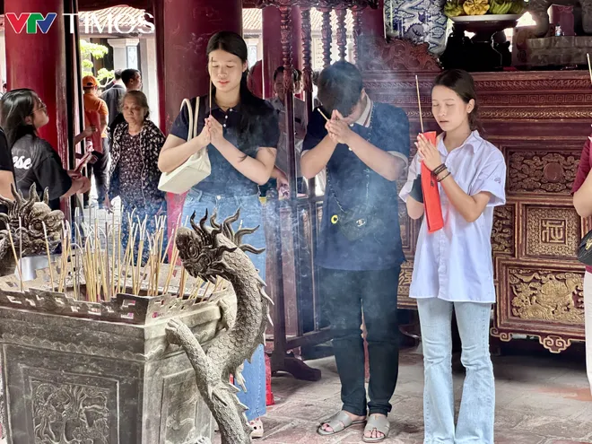 Sĩ tử đến Văn Miếu cầu may trước ngày thi tốt nghiệp THPT 2026 - Ảnh 10.