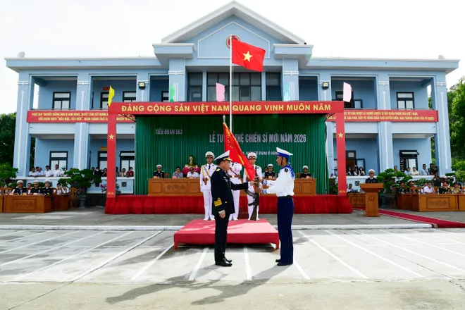 C&aacute;c đơn vị Hải qu&acirc;n đồng loạt tổ chức Lễ tuy&ecirc;n thệ chiến sĩ mới năm 2026 - Ảnh 12.