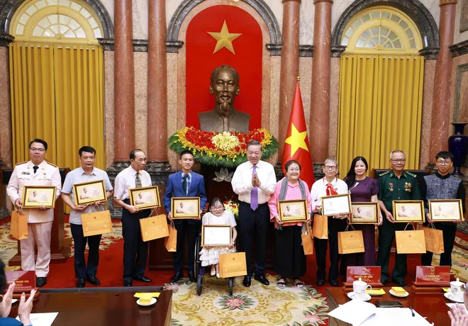 Tổng B&iacute; thư, Chủ tịch nước T&ocirc; L&acirc;m gặp mặt đo&agrave;n đại biểu chương tr&igrave;nh Việc tử tế - Ảnh 6.