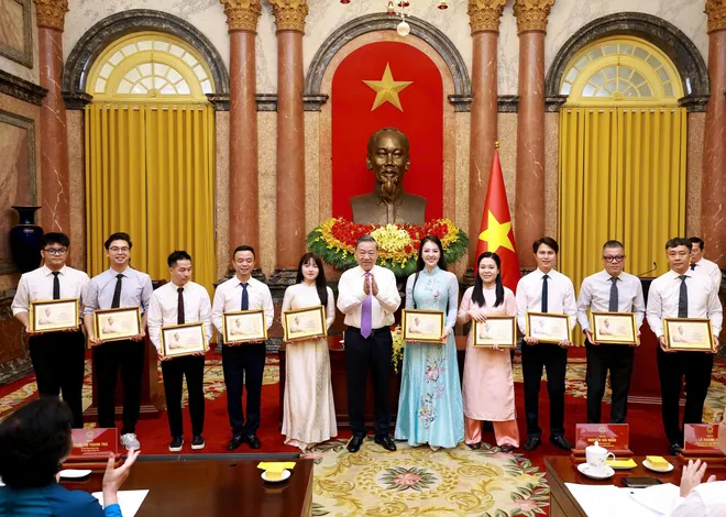 Tổng B&iacute; thư, Chủ tịch nước T&ocirc; L&acirc;m gặp mặt đo&agrave;n đại biểu chương tr&igrave;nh Việc tử tế - Ảnh 7.