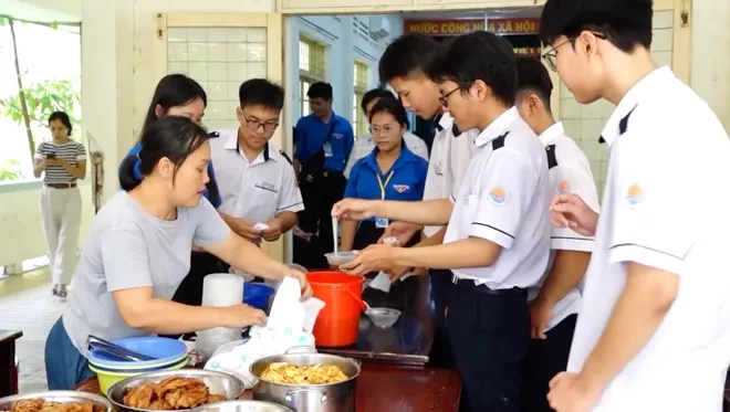 Bữa Ăn Tiếp Sức Mùa Thi: Lan Tỏa Tinh Thần Chia Sẻ và Yêu Thương- Ảnh 2. Bữa Ăn Tiếp Sức Mùa Thi: Lan Tỏa Tinh Thần Chia Sẻ và Yêu Thương- Ảnh 2.