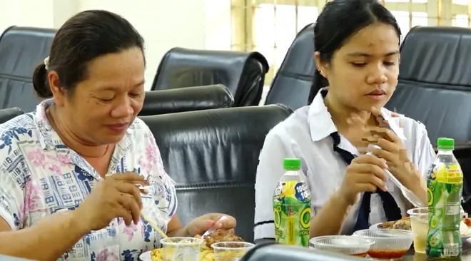 Bữa Ăn Tiếp Sức Mùa Thi: Lan Tỏa Tinh Thần Chia Sẻ và Yêu Thương- Ảnh 6. Bữa Ăn Tiếp Sức Mùa Thi: Lan Tỏa Tinh Thần Chia Sẻ và Yêu Thương- Ảnh 6.