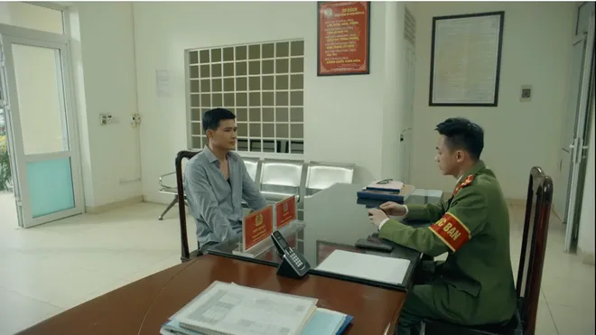 Dưới &ocirc; cửa s&aacute;ng đ&egrave;n - Tập 12: Clip Sinh bị vu oan lan truyền tr&ecirc;n mạng x&atilde; hội g&acirc;y chấn động - Ảnh 4.