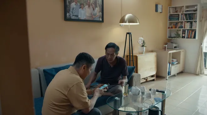 Dưới &ocirc; cửa s&aacute;ng đ&egrave;n - Tập 12: Clip Sinh bị vu oan lan truyền tr&ecirc;n mạng x&atilde; hội g&acirc;y chấn động - Ảnh 13.