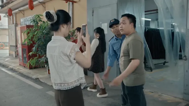 Dưới &ocirc; cửa s&aacute;ng đ&egrave;n - Tập 12: Clip Sinh bị vu oan lan truyền tr&ecirc;n mạng x&atilde; hội g&acirc;y chấn động - Ảnh 2.
