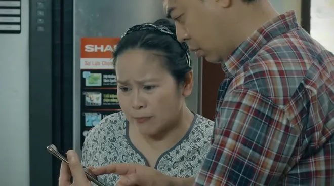 Dưới &ocirc; cửa s&aacute;ng đ&egrave;n - Tập 12: Clip Sinh bị vu oan lan truyền tr&ecirc;n mạng x&atilde; hội g&acirc;y chấn động - Ảnh 8.