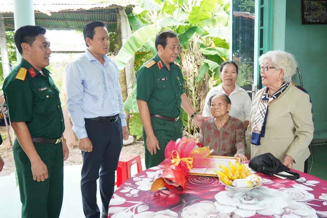 Thành phố Hồ Chí Minh thăm các cụ tuổi 90 nhân ngày truyền thống- Ảnh 3. Thành phố Hồ Chí Minh thăm các cụ tuổi 90 nhân ngày truyền thống- Ảnh 3.