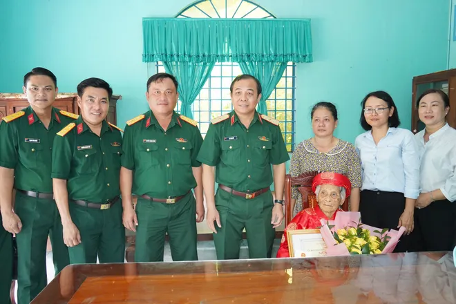 Thành phố Hồ Chí Minh thăm các cụ tuổi 90 nhân ngày truyền thống- Ảnh 4. Thành phố Hồ Chí Minh thăm các cụ tuổi 90 nhân ngày truyền thống- Ảnh 4.