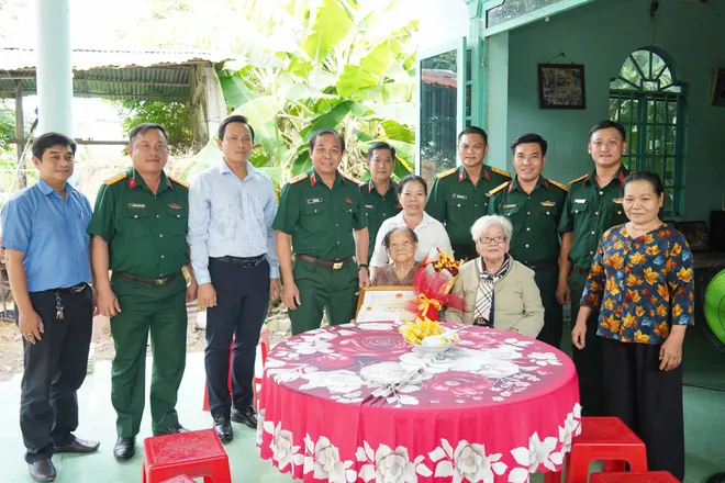 Thành phố Hồ Chí Minh thăm các cụ tuổi 90 nhân ngày truyền thống- Ảnh 2. Thành phố Hồ Chí Minh thăm các cụ tuổi 90 nhân ngày truyền thống- Ảnh 2.