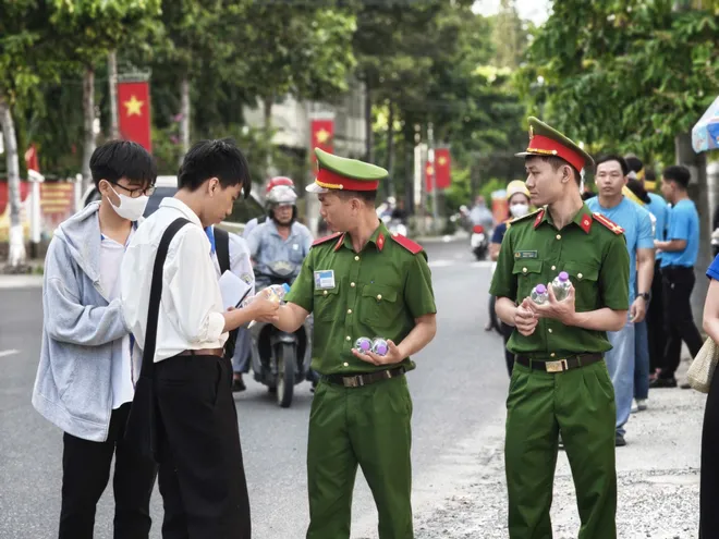 Công an Khánh Hòa: Đồng loạt ra quân "Tiếp sức mùa thi", đồng hành cùng sĩ tử năm 2026 - Ảnh 3.