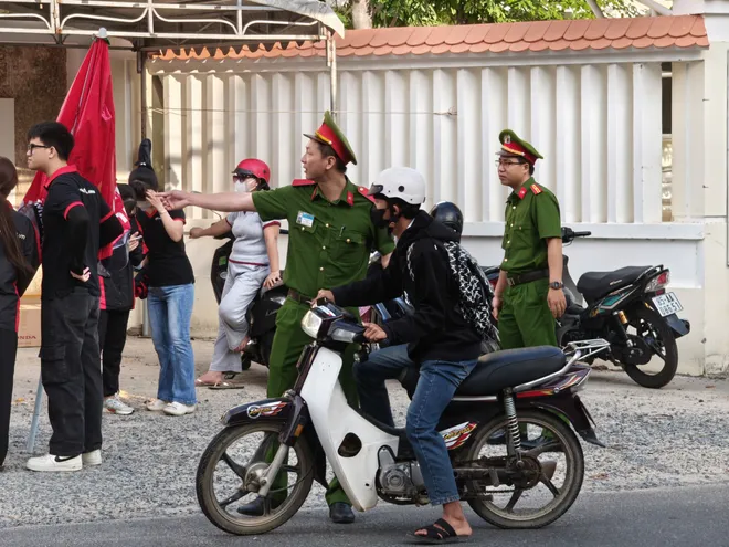 Công an Khánh Hòa: Đồng loạt ra quân "Tiếp sức mùa thi", đồng hành cùng sĩ tử năm 2026 - Ảnh 4.