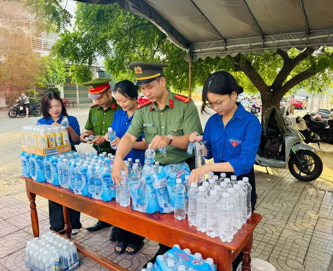 Công an Khánh Hòa: Đồng loạt ra quân "Tiếp sức mùa thi", đồng hành cùng sĩ tử năm 2026 - Ảnh 1.