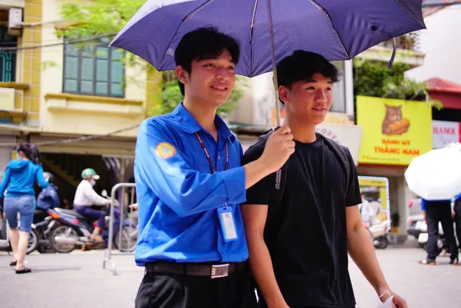 Những áo xanh tình nguyện gieo yêu thương trong mùa thi THPT 2026- Ảnh 2. Những áo xanh tình nguyện gieo yêu thương trong mùa thi THPT 2026- Ảnh 2.